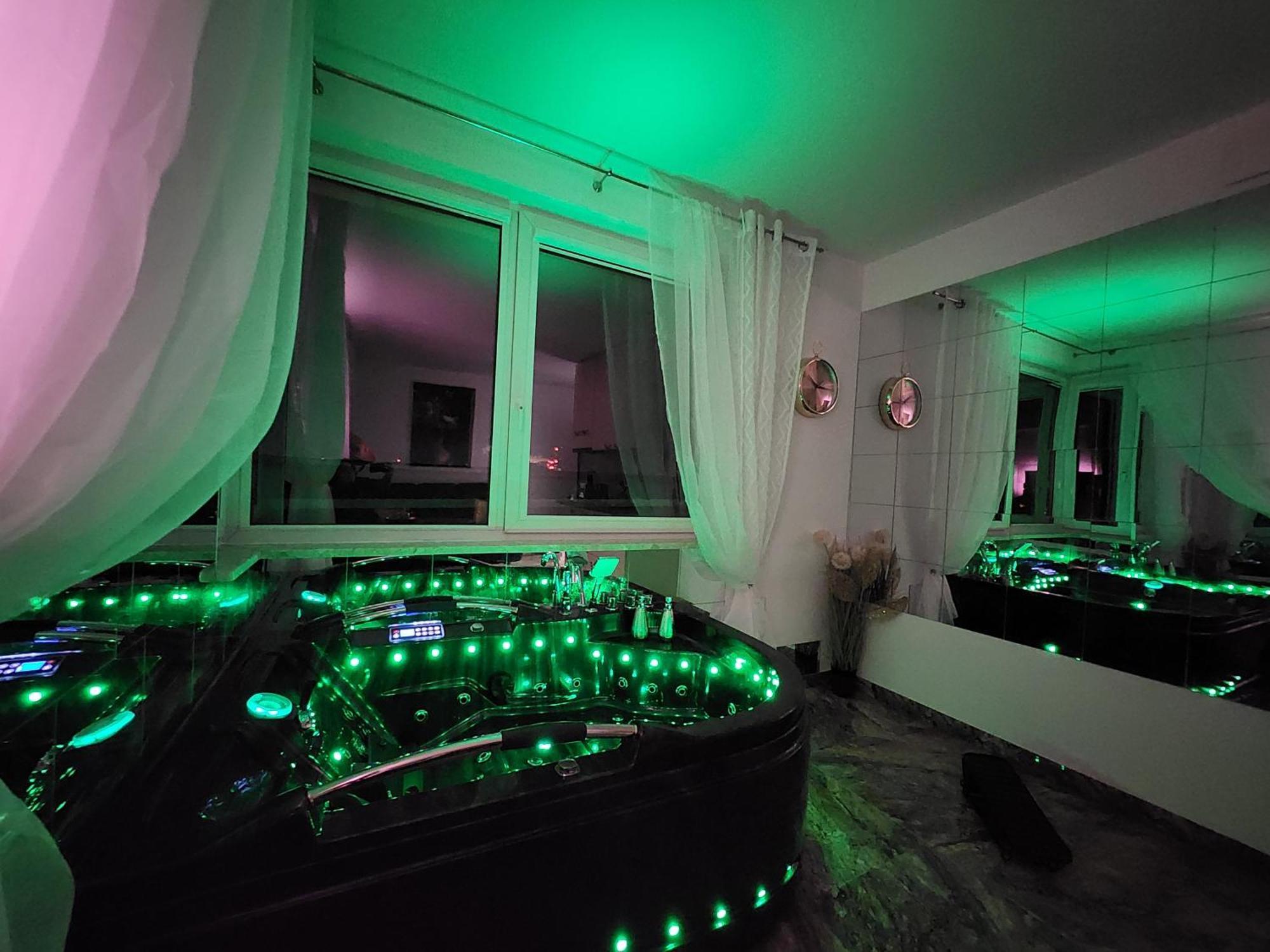 By The Sea - Prestige With A Luxurious Jacuzzi, Sauna And An Exclusive Massage Chair Available In One Of The Apartments! Apartament