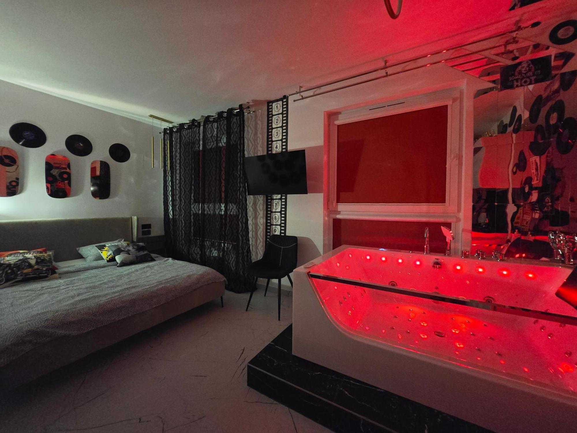 Apartment By The Sea - Prestige With A Luxurious Jacuzzi, Sauna And An Exclusive Massage Chair Available In One Of The Apartments! *